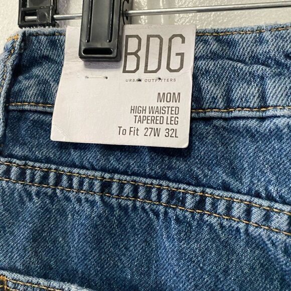 NWT BDG Mom High Waisted Tapered Leg Jeans Medium Wash Distressed Size 27 - Picture 5 of 8